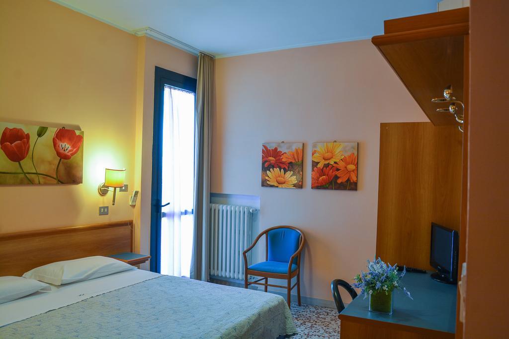 Hotel Astor Modena Zimmer foto